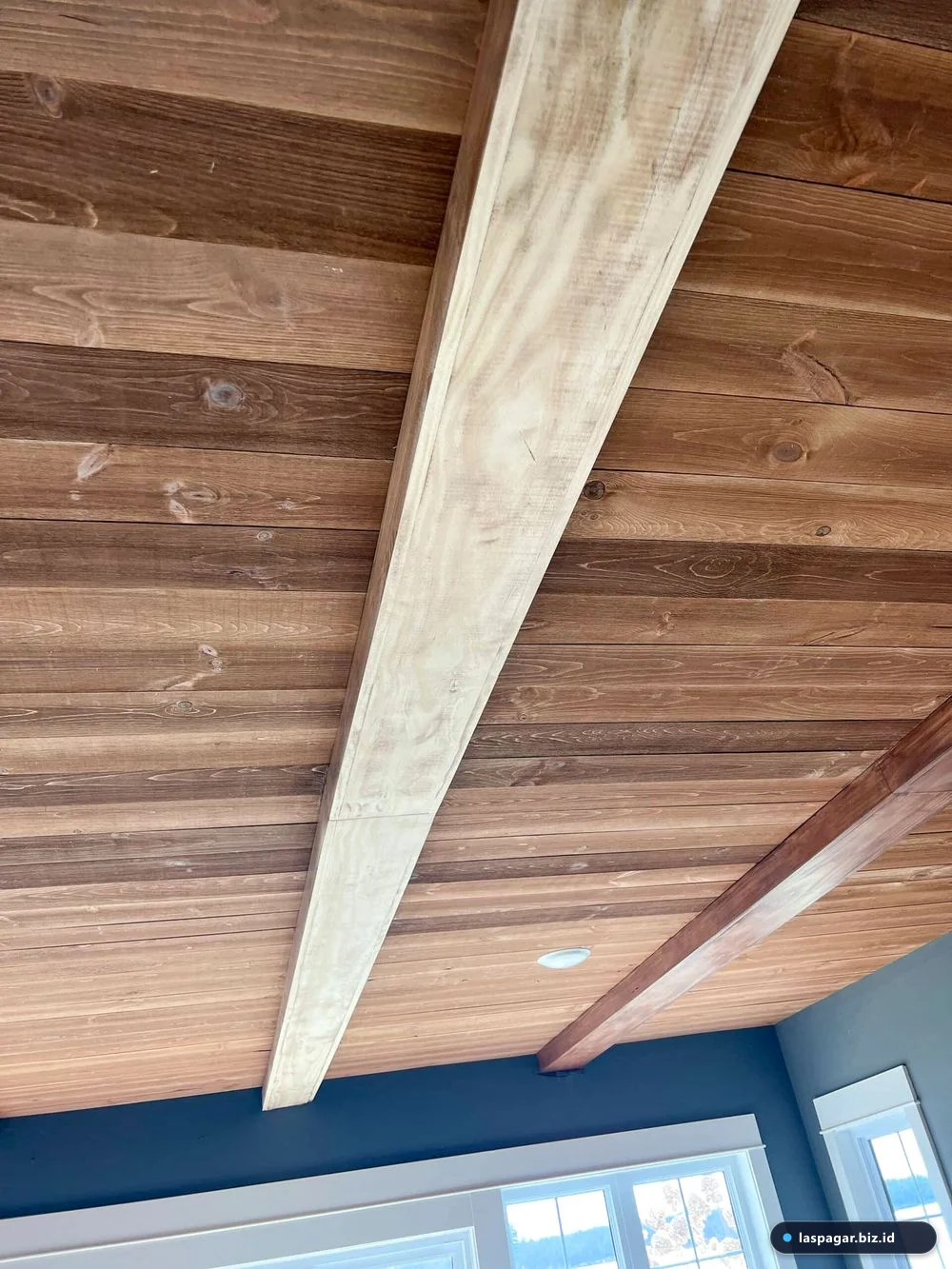 Detail sambungan besi hollow dan tatakan kayu solid untuk standing pot