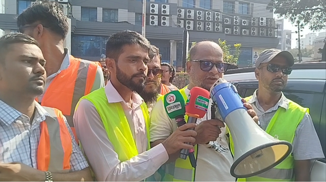 আজমপুরে যানজটমুক্ত সড়কের দাবিতে মাঠে পরিবহন নেতারা