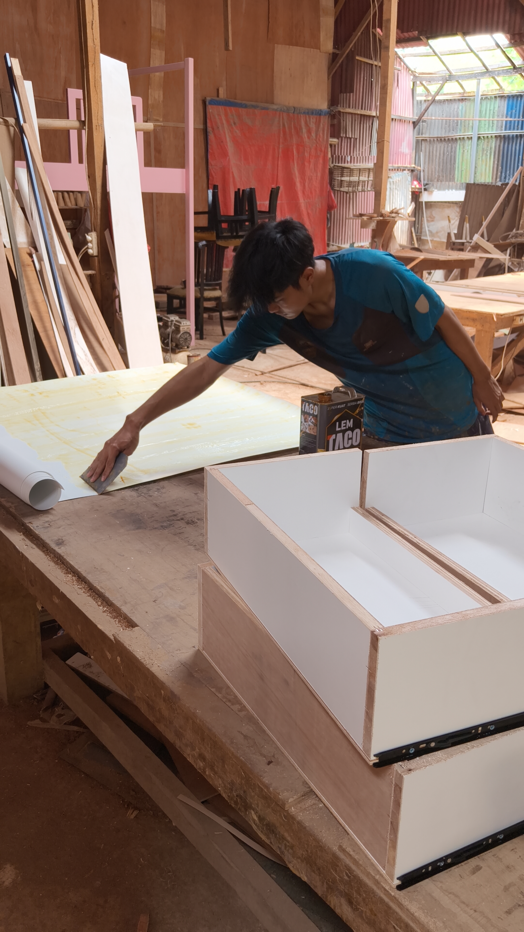 Proses produksi di workshop Sofa Depok 3