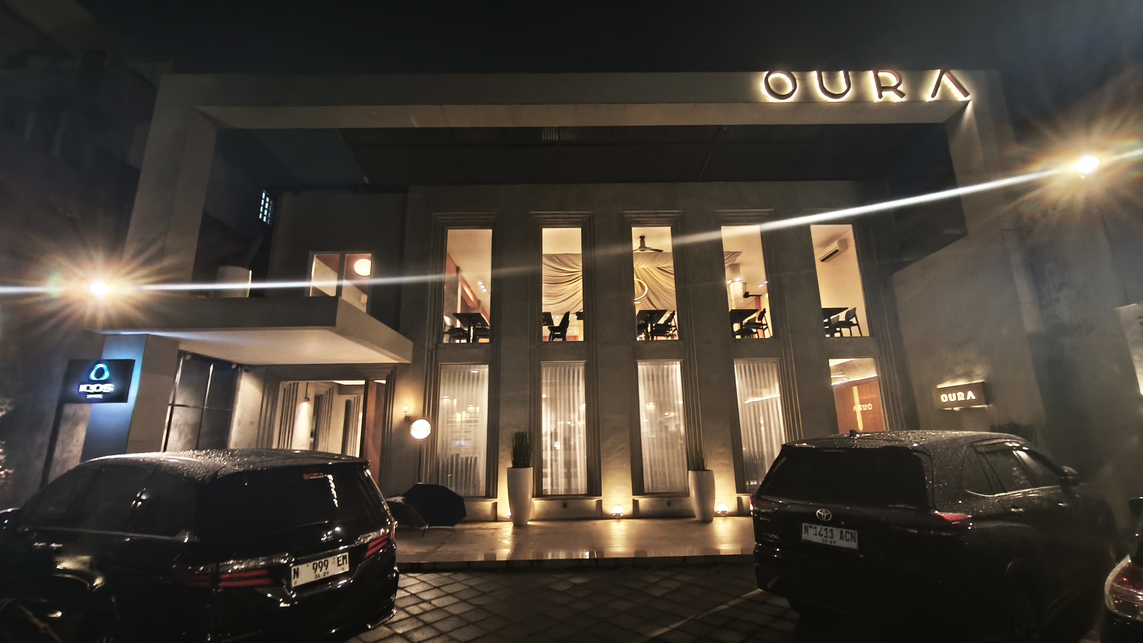 OURA - Cafe & Restaurant