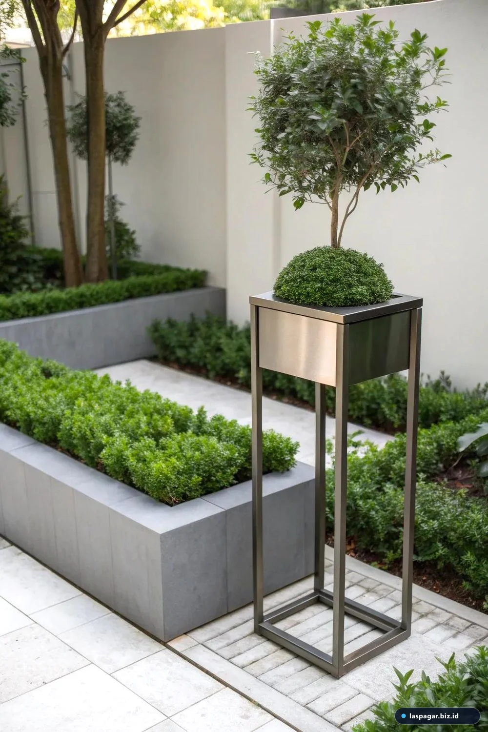 standing pot besi minimalis cocok untuk halaman rumah modern
