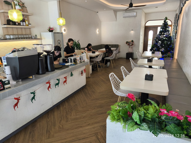 BLOOMS Coffee & Eatery