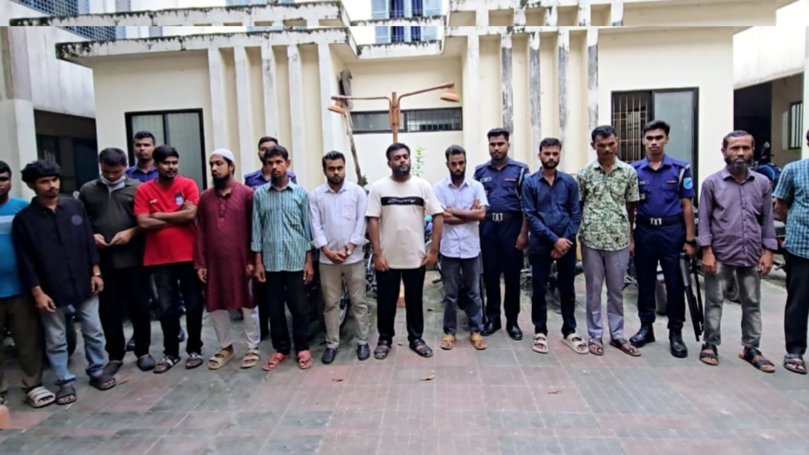 কিশোরগঞ্জে দালাল চক্রের ১৭ সদস্য গ্রেপ্তার