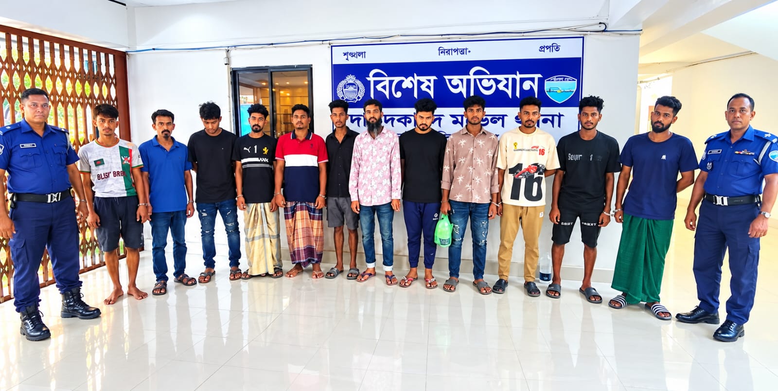 দাউদকান্দিতে পুলিশের অভিযানে ১৪ আসামি গ্রেপ্তার
