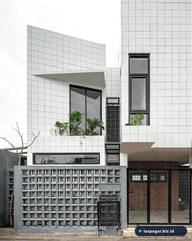 Pagar rumah minimalis kombinasi besi hollow roster modern elegan dan kokoh