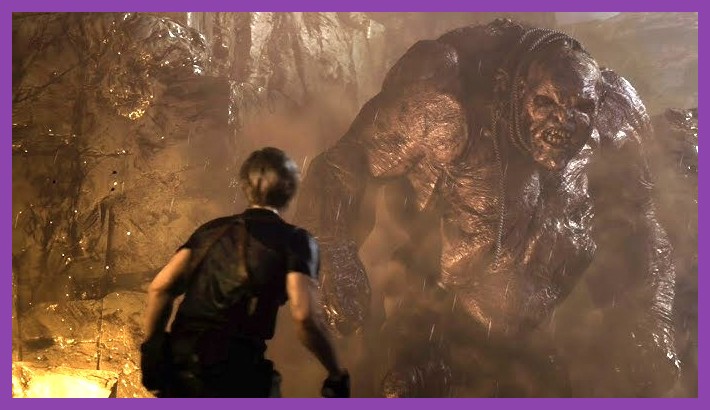 El Gigante towering over Leon in the boss battle