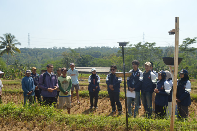 Smart Light Trap Jadi Inovasi Baru untuk Petani Jagung Desa Kluwih, Diperkenalkan KKN-T IDBU 36 UNDIP