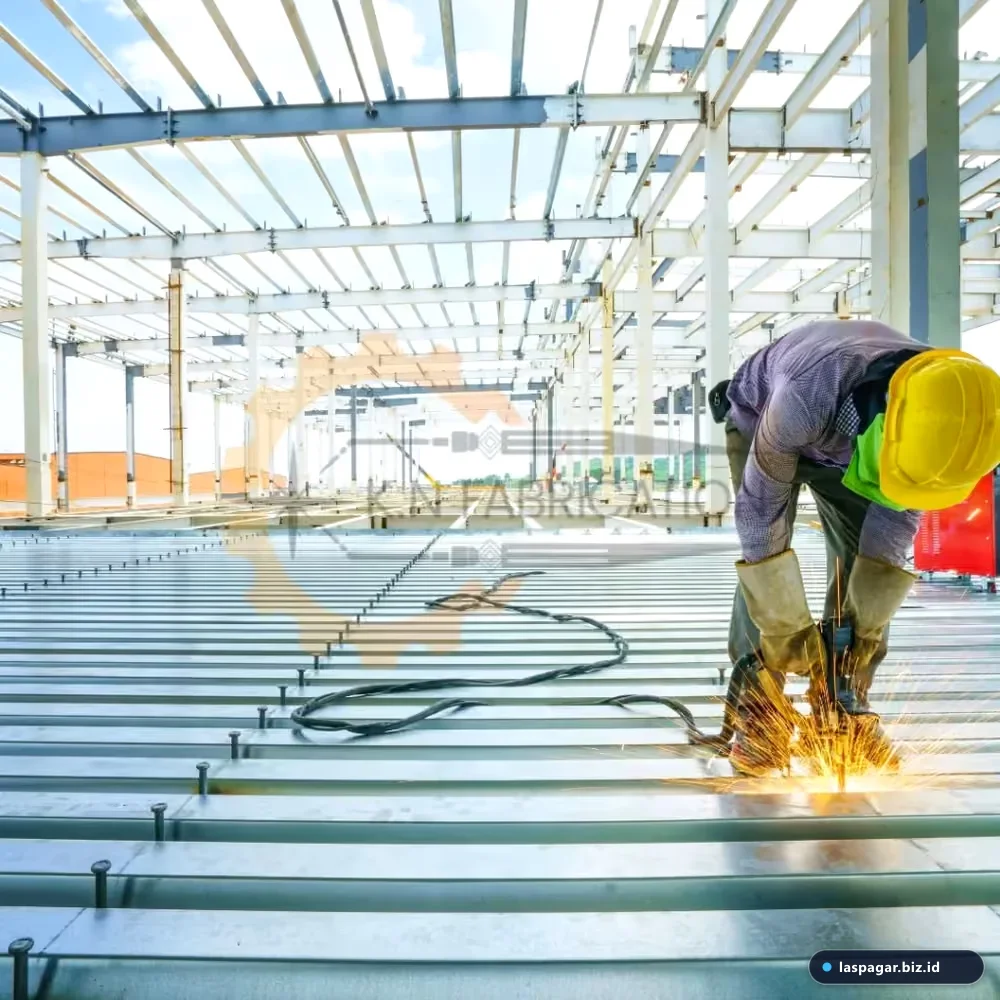 proses pengelasan dan perakitan konstruksi mezanin besi industrial