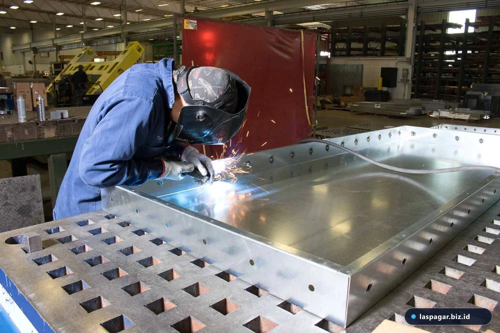 Pengerjaan las custom rak pot besi hollow di bengkel las profesional