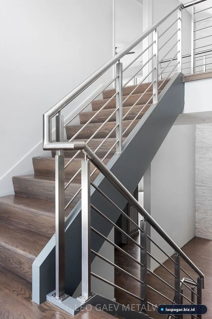 Tangga besi dan railing modern untuk rumah 2 lantai rangka baja