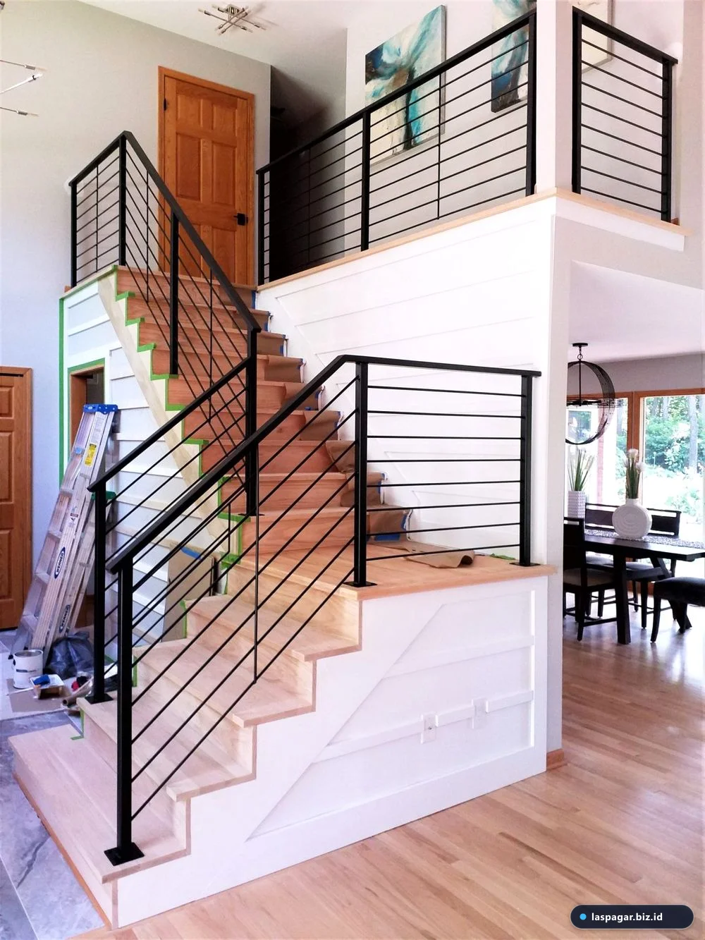 Model railing tangga besi minimalis terpopuler
