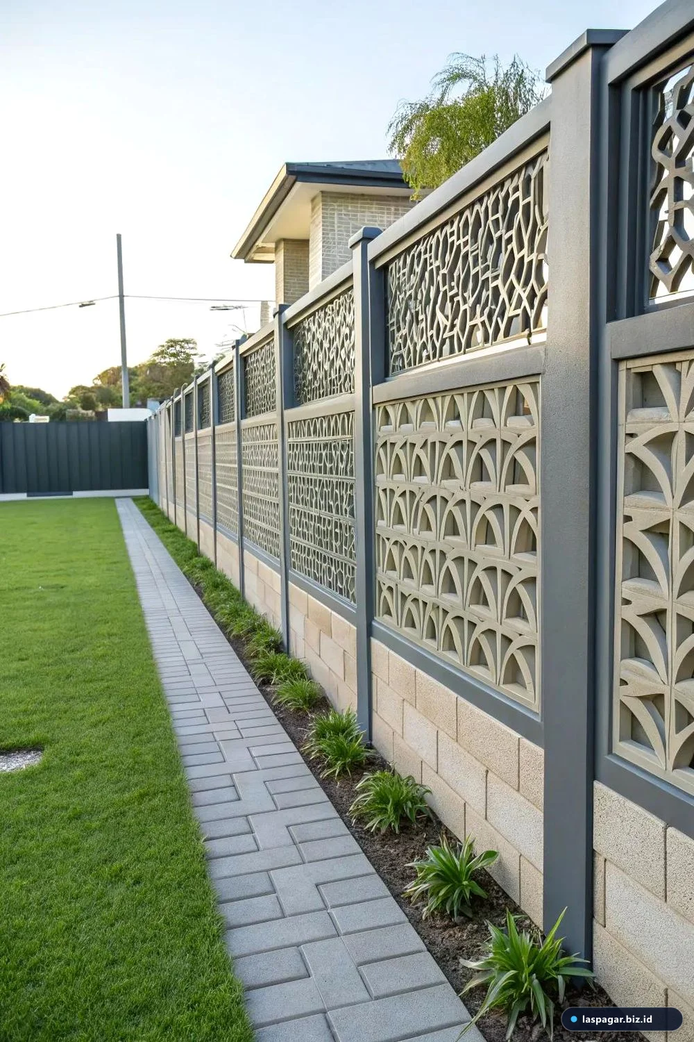 Keunggulan pagar rumah minimalis kombinasi besi hollow roster