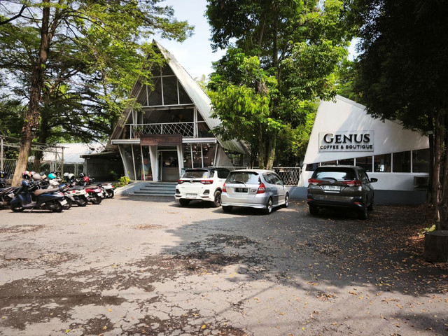 Genus Coffee & Boutique