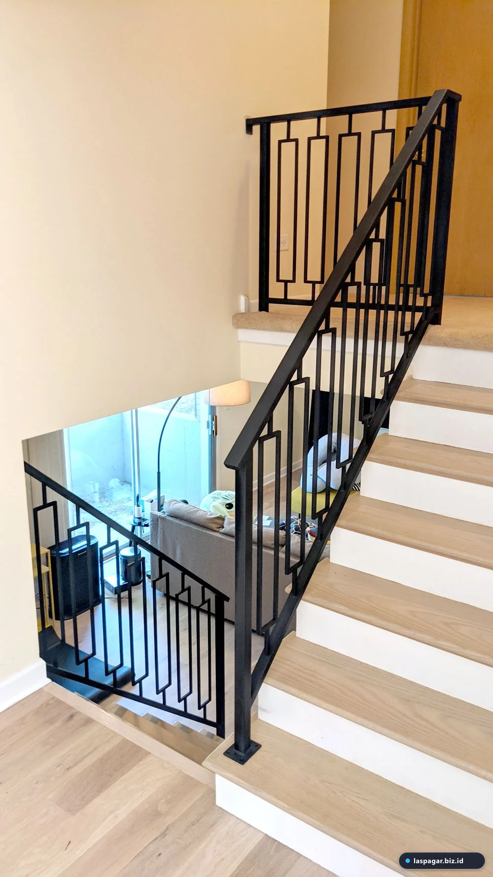 Railing tangga besi minimalis modern rumah 2 lantai