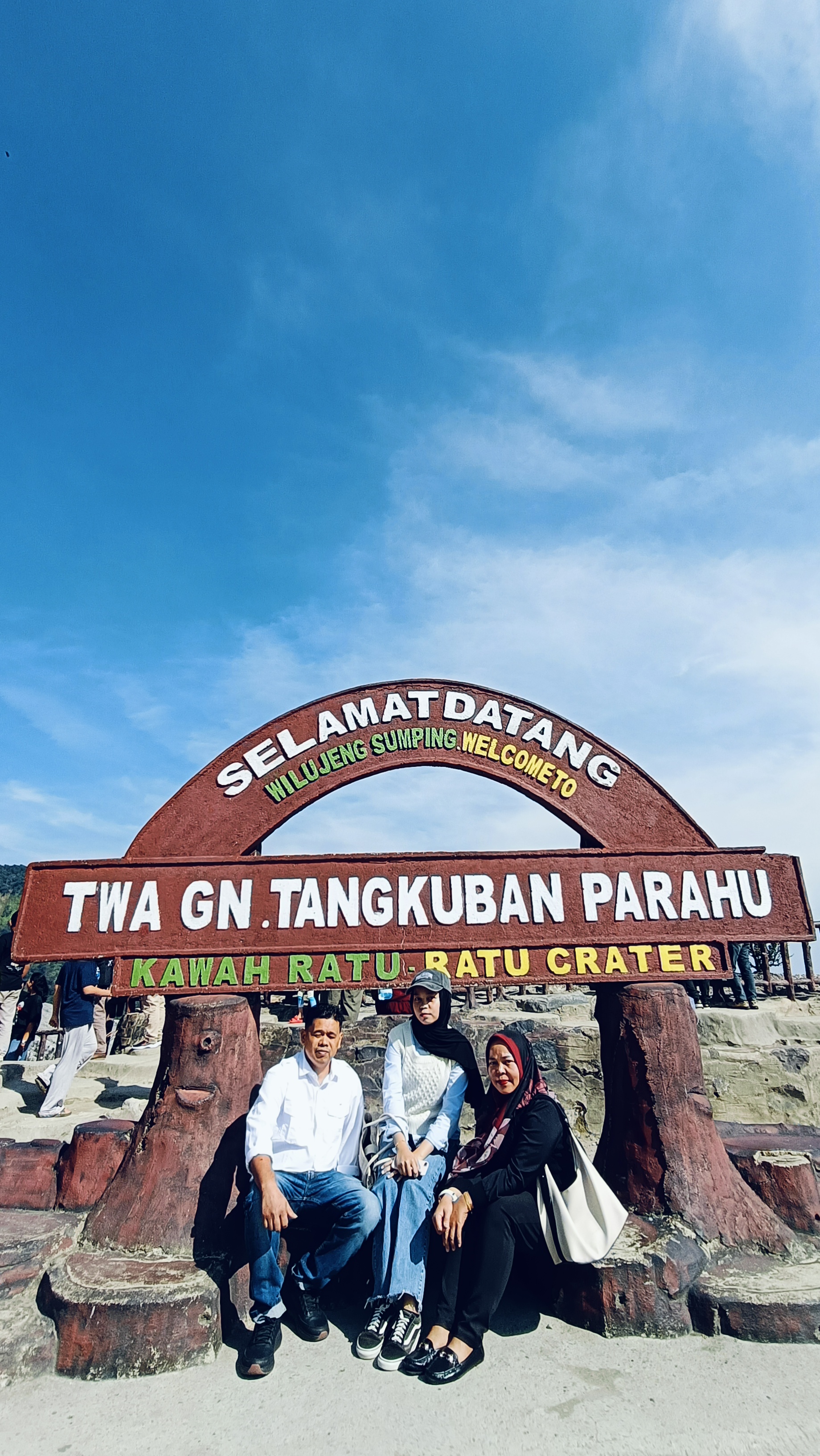 Dokumentasi perjalanan pelanggan A.R TOUR di destinasi wisata Bandung Dokumentasi perjalanan pelanggan A.R TOUR di destinasi wisata Bandung