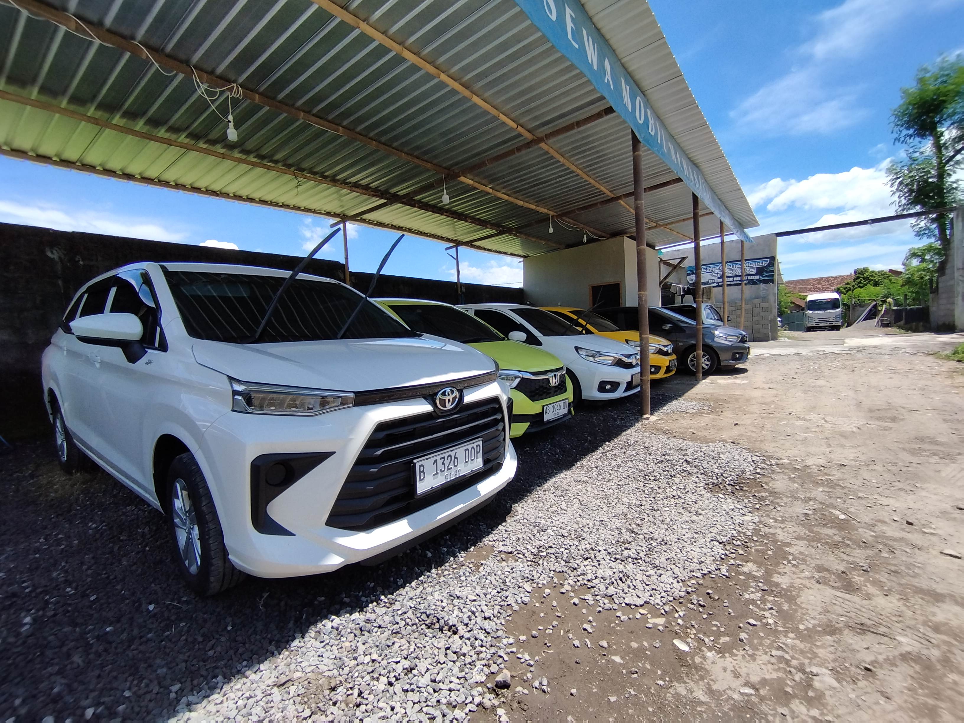 Mobil keluarga untuk rental
