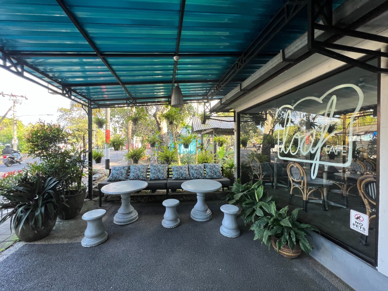 Loaf Candidasa Cafe