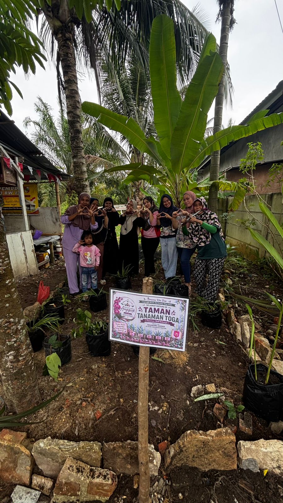 Dasawisma Anggrek RT 03 RW 014 Kegiatan Penanaman Tanaman Toga