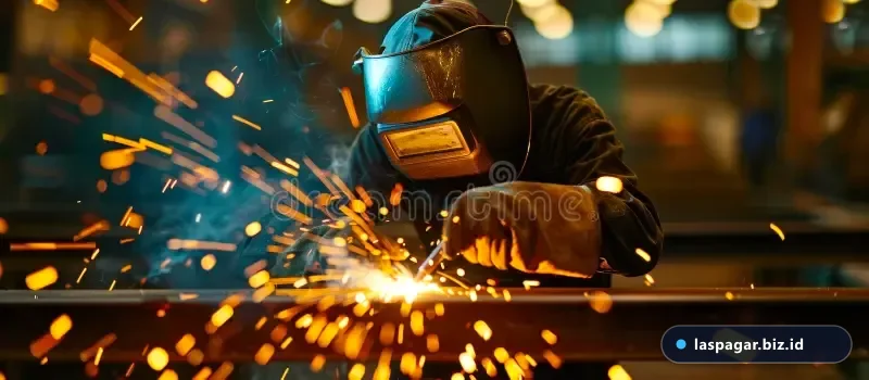 Tukang las ahli melakukan penyambungan struktur tiang besi dengan teknik presisi