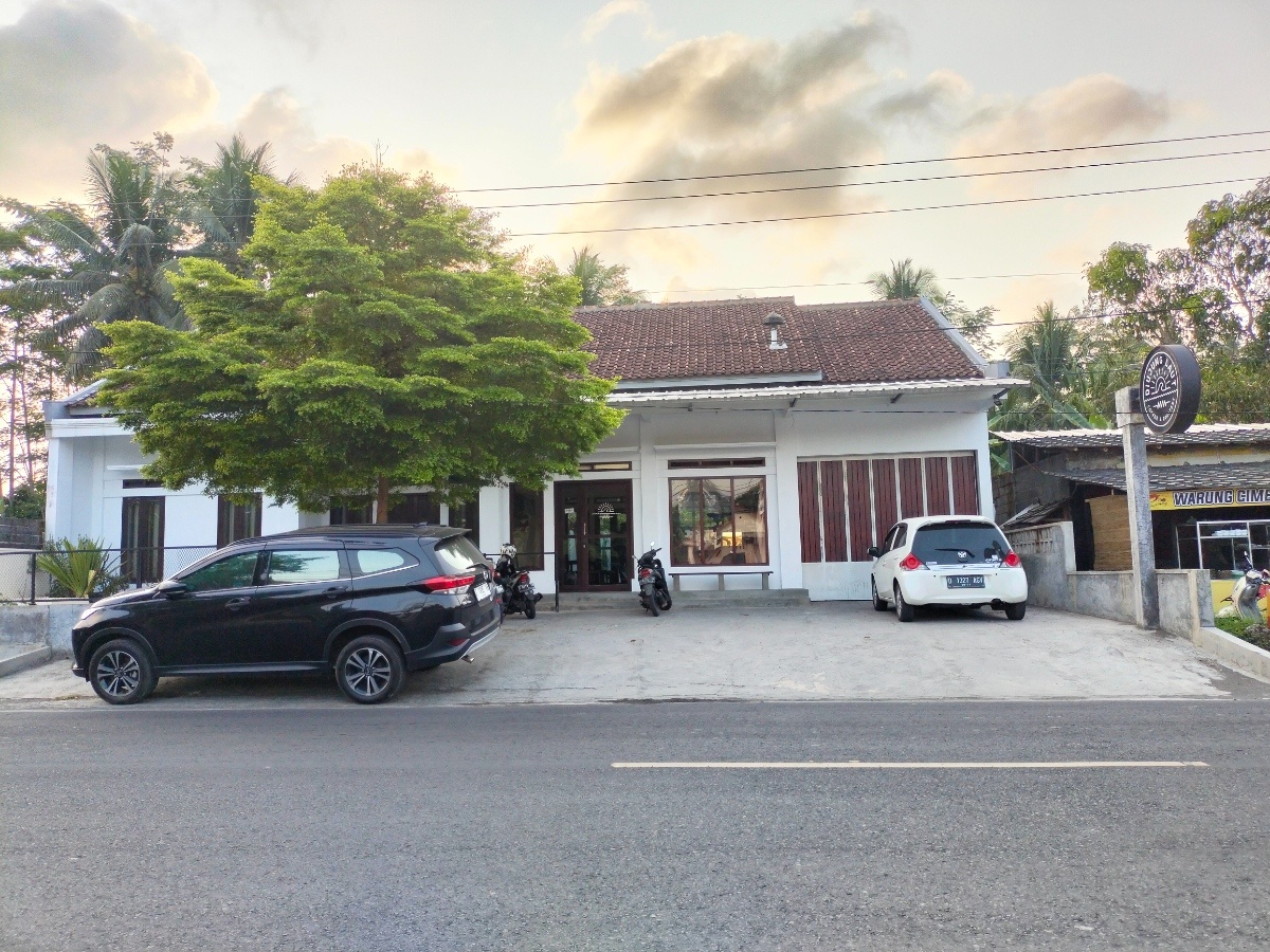 Diujung Laut Coffee & Roastery