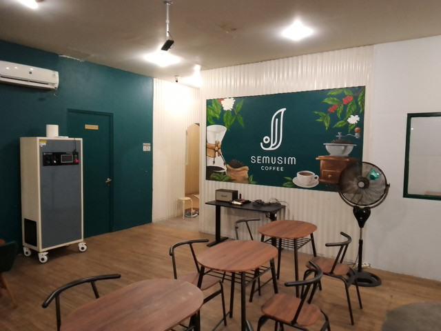 Semusim Coffee & Eatery 