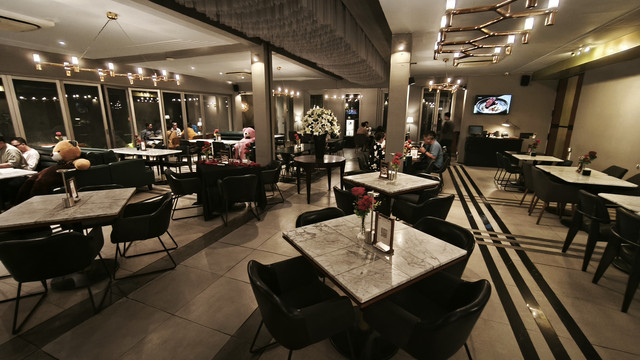OURA - Cafe & Restaurant