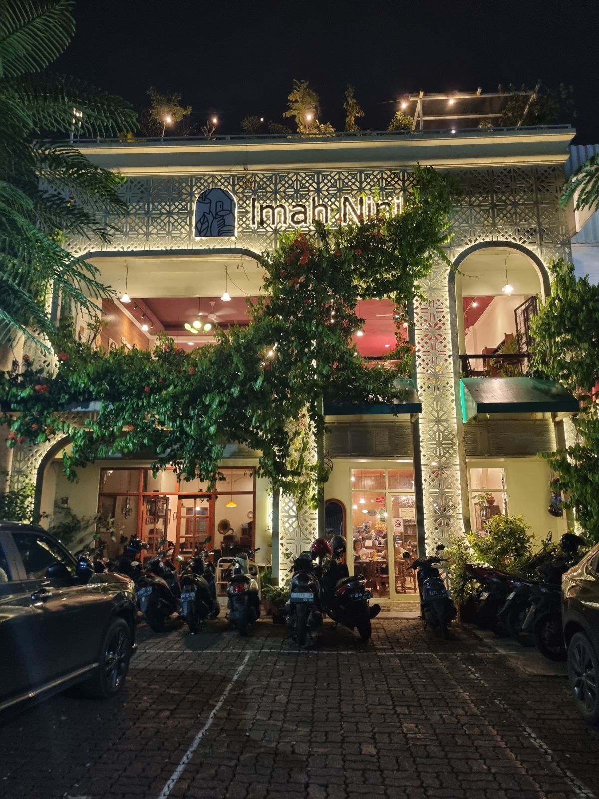 IMAH NINI COFFEE & VINTAGE