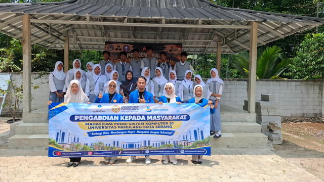 Mahasiswa Sistem Komputer Universitas Pamulang Kota Serang Implementasikan Smart Parking Berbasis IoT di SMK Cigembor