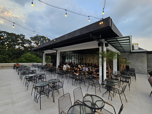 CW Coffee & Eatery - Simpang Ijen