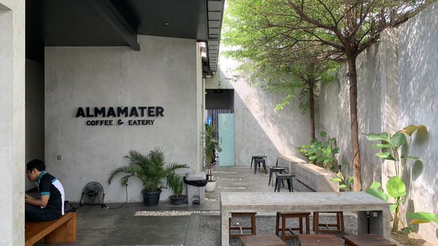 Almamater Coffee & Eatery Solo