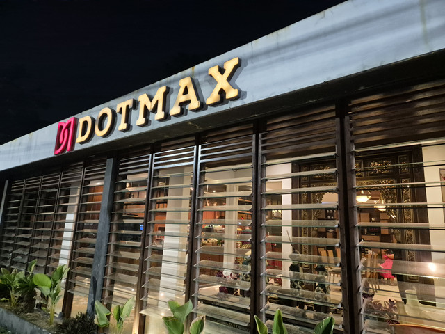Dot Max Coffee and Eatery