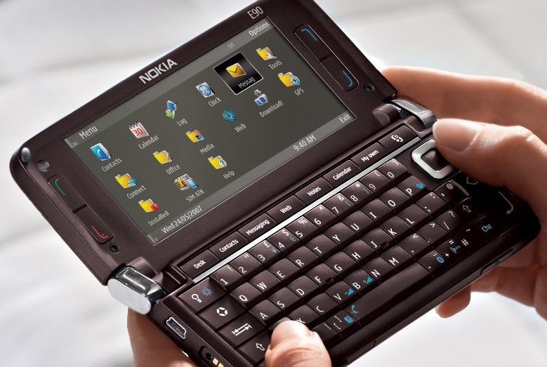 Spesifikasi Nokia E90 Communicator: HP Legendaris Dua Layar & Keyboard QWERTY