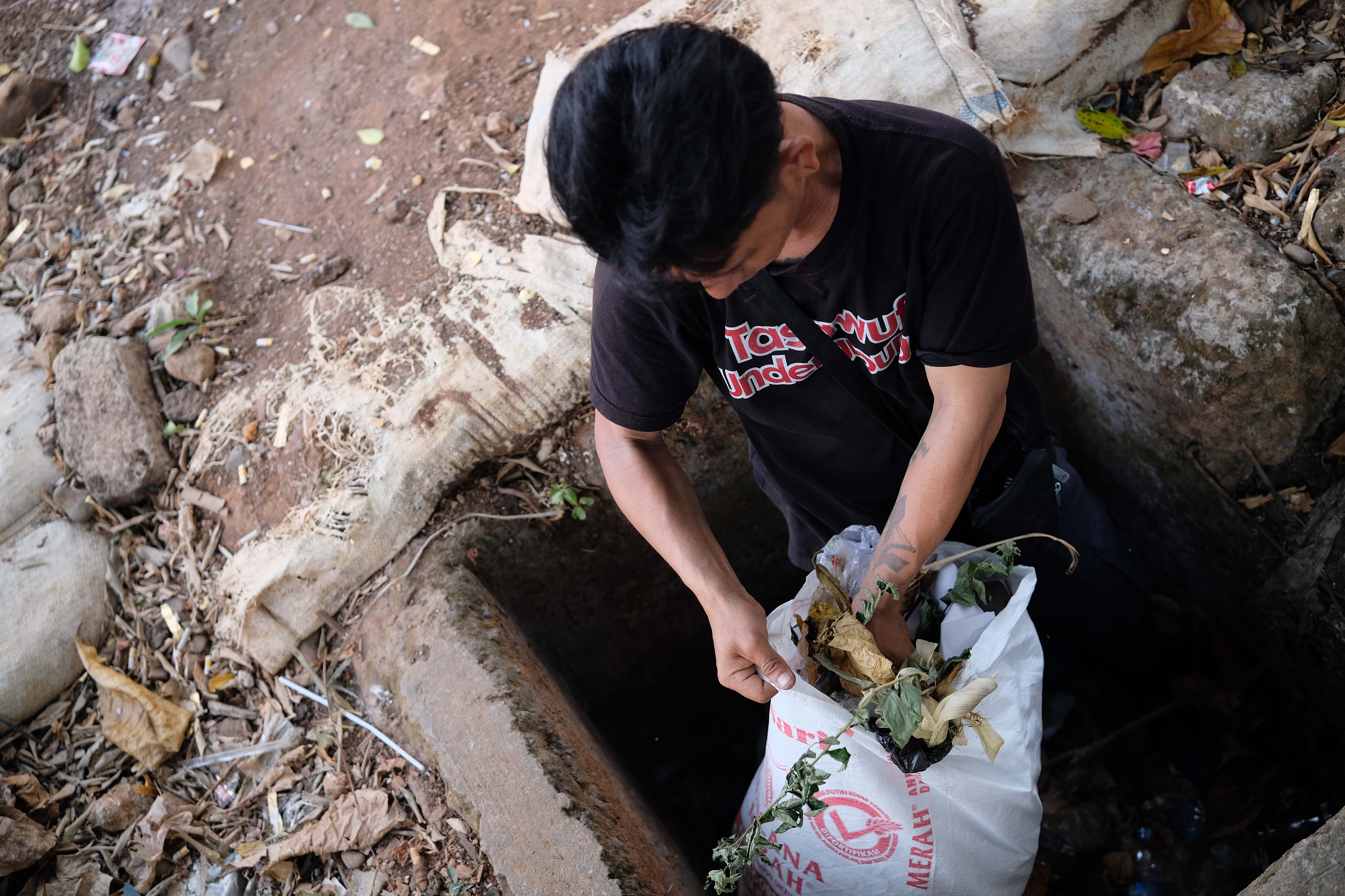 Lensa Keadilan Ekologis Bang Kiplay: Menguak Hubungan Sampah Parit hingga Muara Lautan