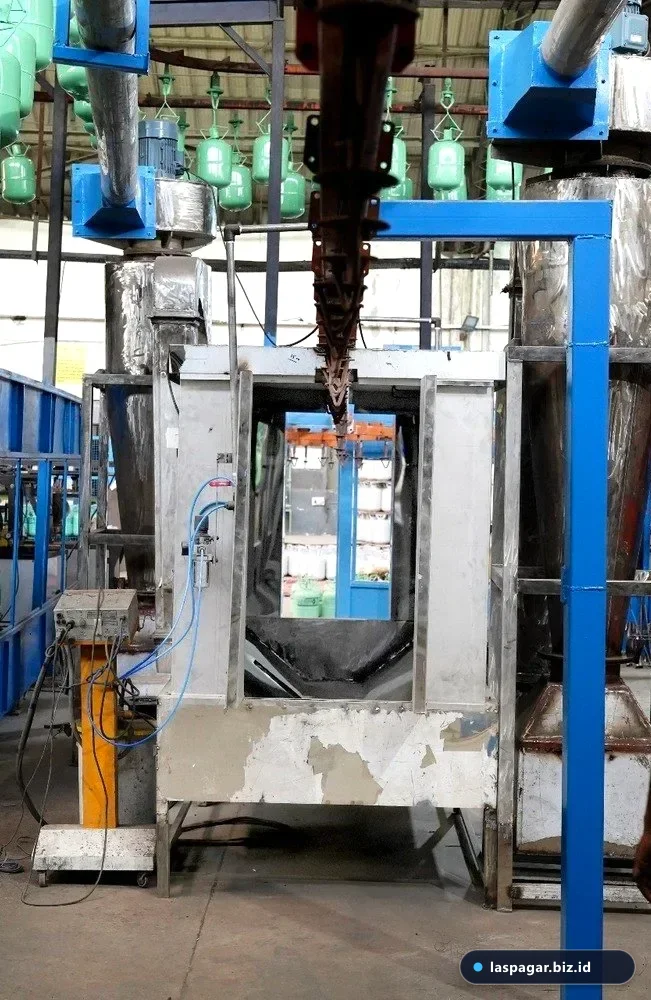 finishing powder coating hitam doff pada standing planter besi