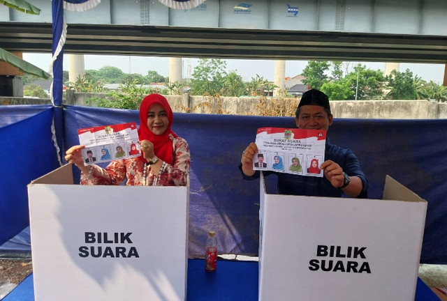 177 vs 153! Pipit Haryanti Unggul dari Subur Subangkit di TPS 001 Lambangsari 177 vs 153! Pipit Haryanti Unggul dari Subur Subangkit di TPS 001 Lambangsari