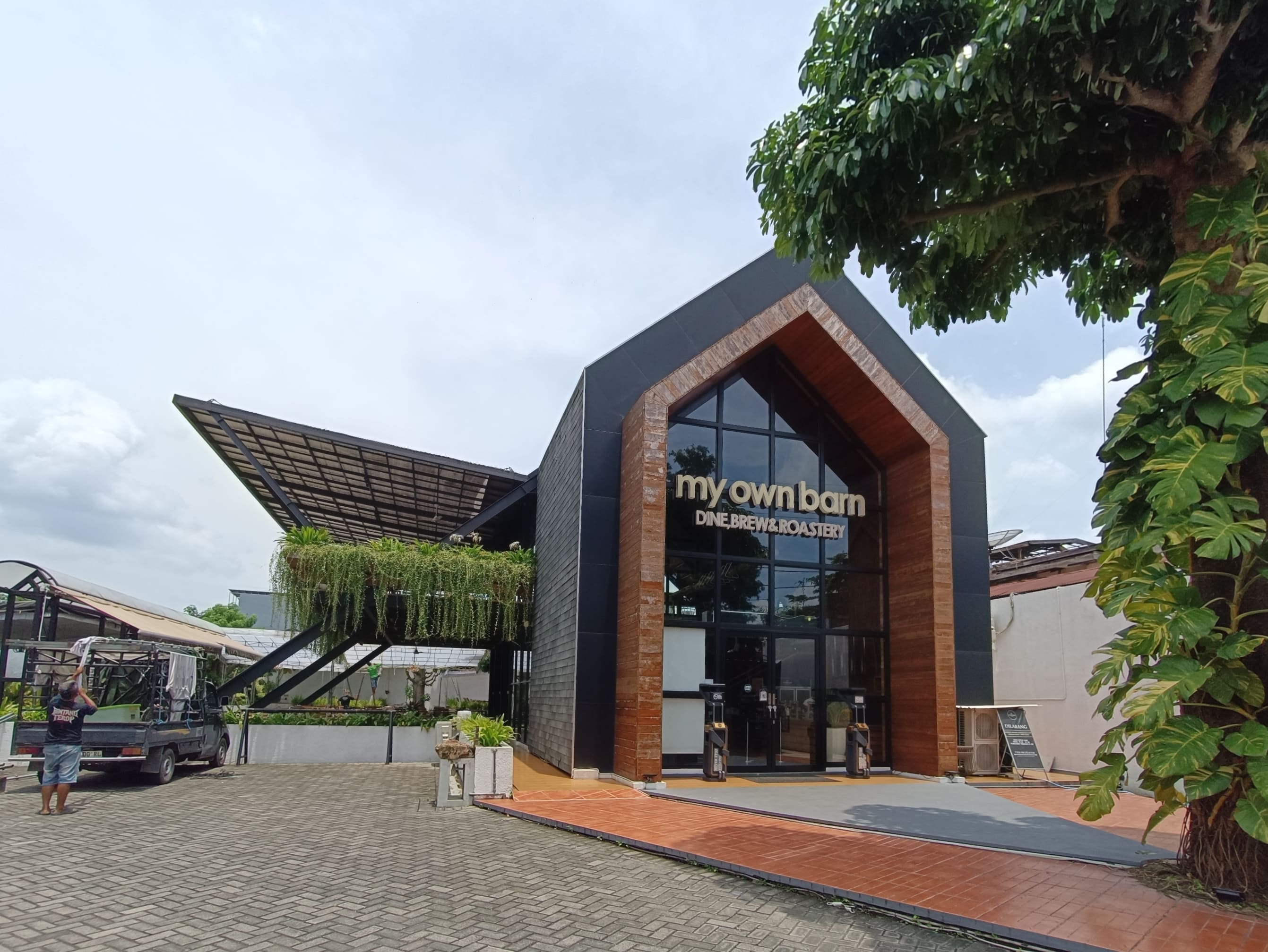 M.O.B Dine Brew & Roastery