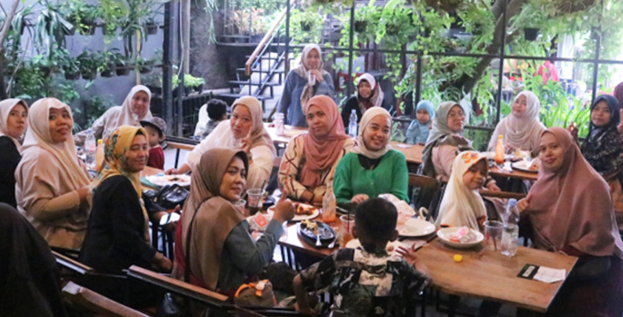 Makan bersama keluarga