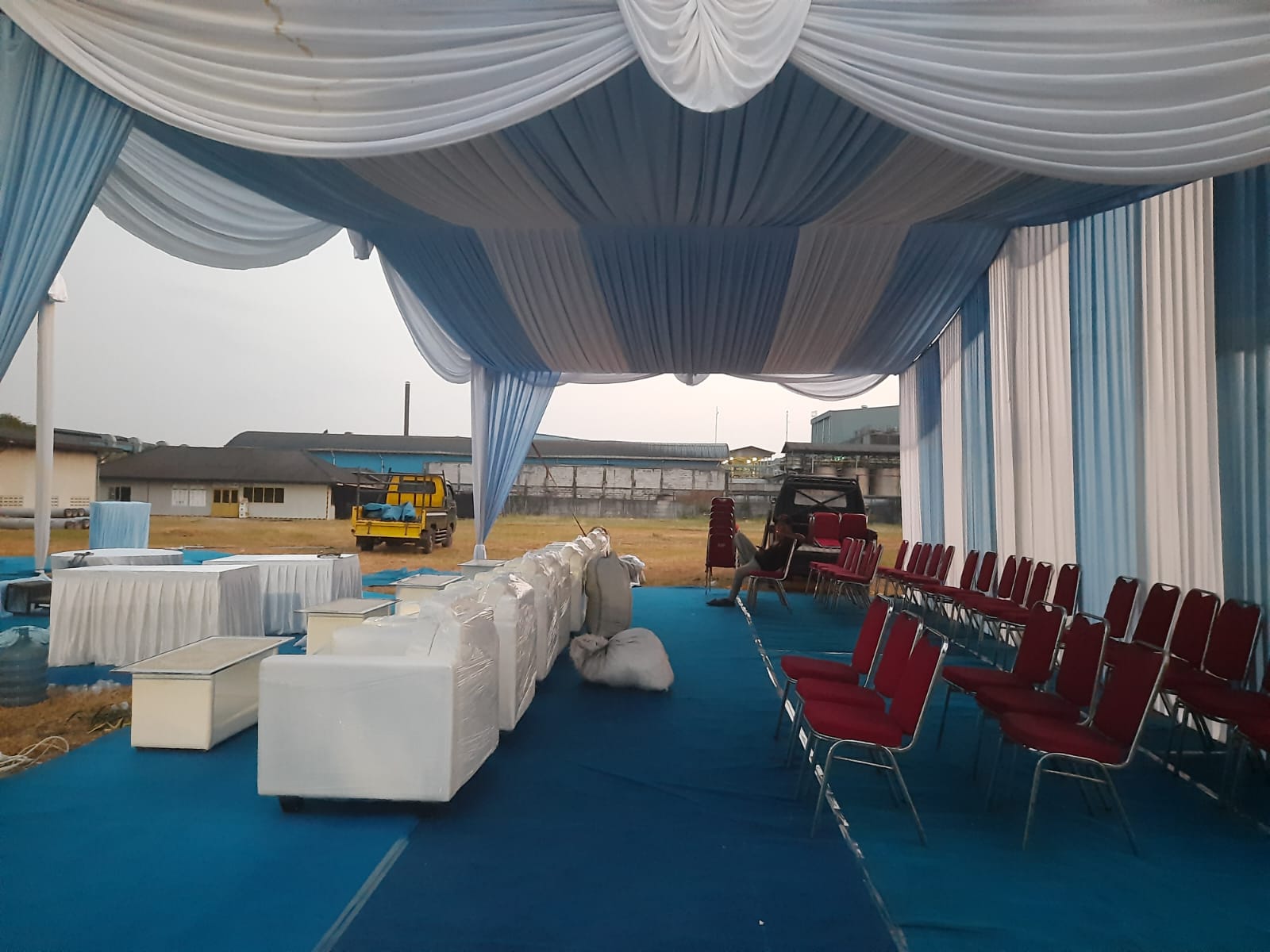 Dokumentasi tenda pernikahan dengan pemasangan rapi