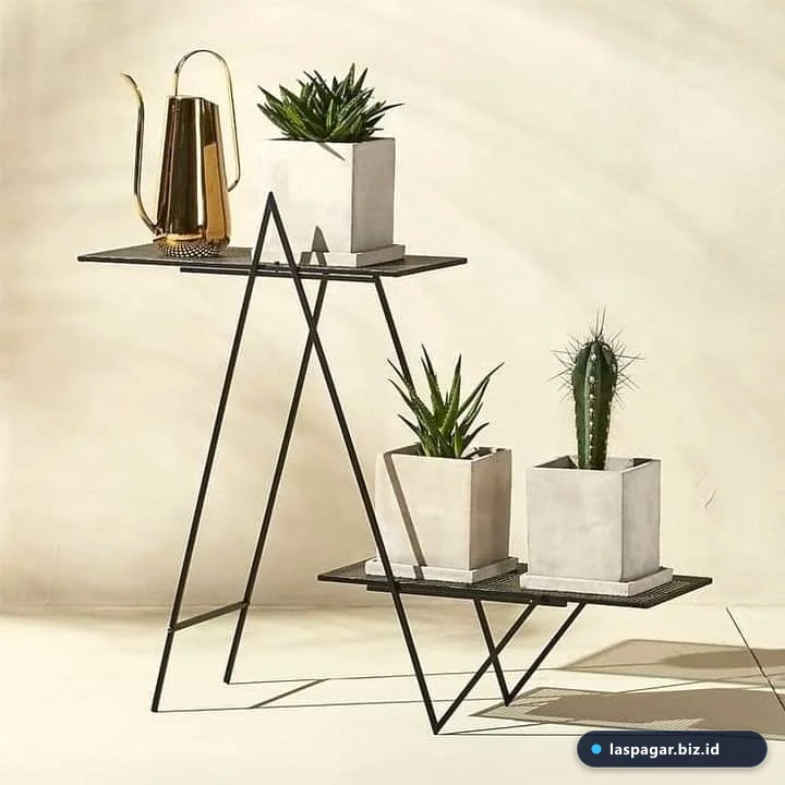 10 model standing pot besi minimalis terpopuler untuk halaman rumah