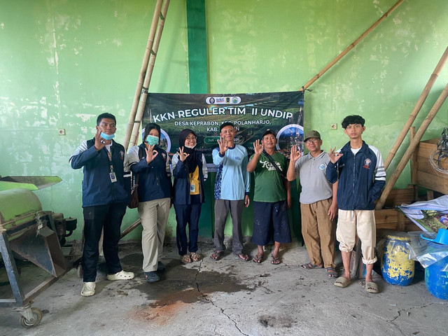 Tingkatkan Kesadaran Pengelolaan Sampah, Mahasiswa KKN Universitas Diponegoro Sosialisasikan Pemilahan Limbah di TPS 3R Desa Keprabon, Klaten