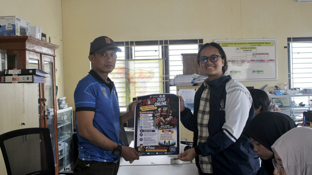 Cegah Judi Online, Mahasiswa KKN Undip Edukasi Warga Desa Sembojo Lewat Poster Hukum