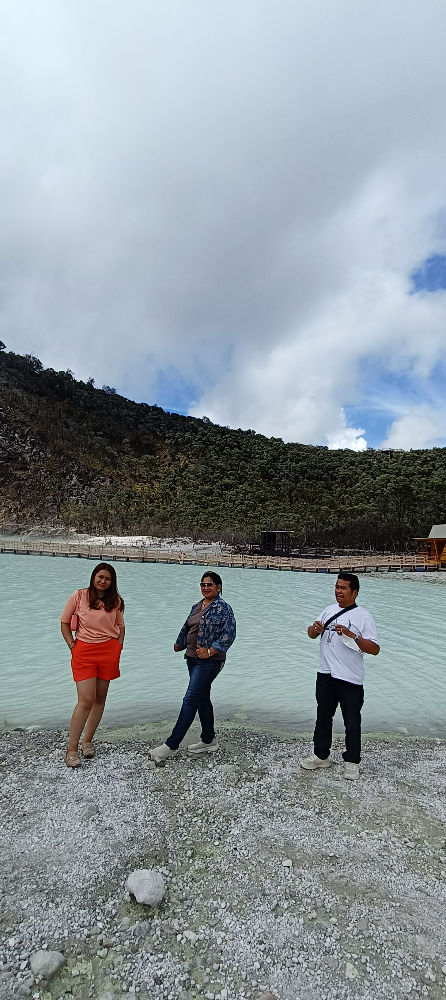 Dokumentasi perjalanan pelanggan A.R TOUR di destinasi wisata Bandung Dokumentasi perjalanan pelanggan A.R TOUR di destinasi wisata Bandung