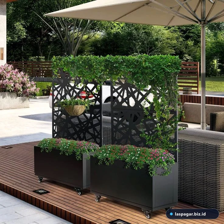 Desain planter box besi minimalis fungsional sebagai pembatas teras