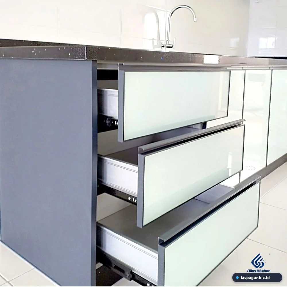 perbandingan material aluminium acp dengan kayu olahan kitchen set