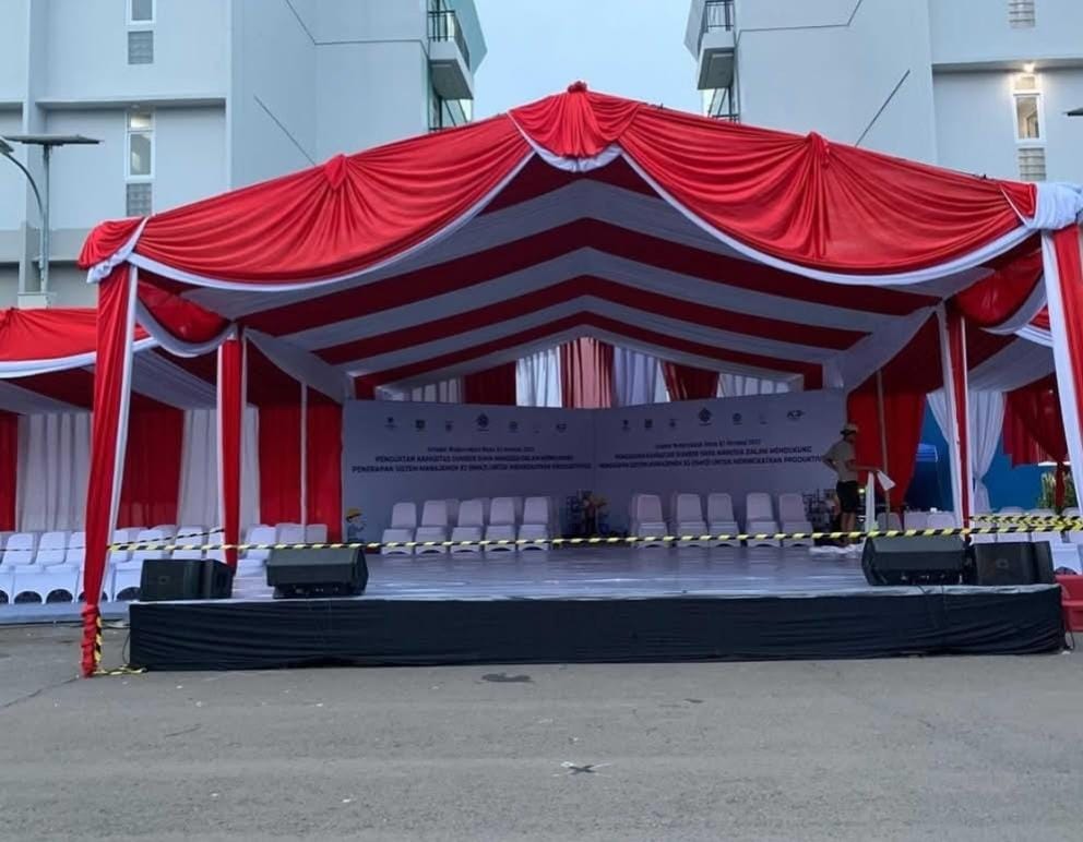 Pemasangan tenda untuk acara khitanan dan syukuran