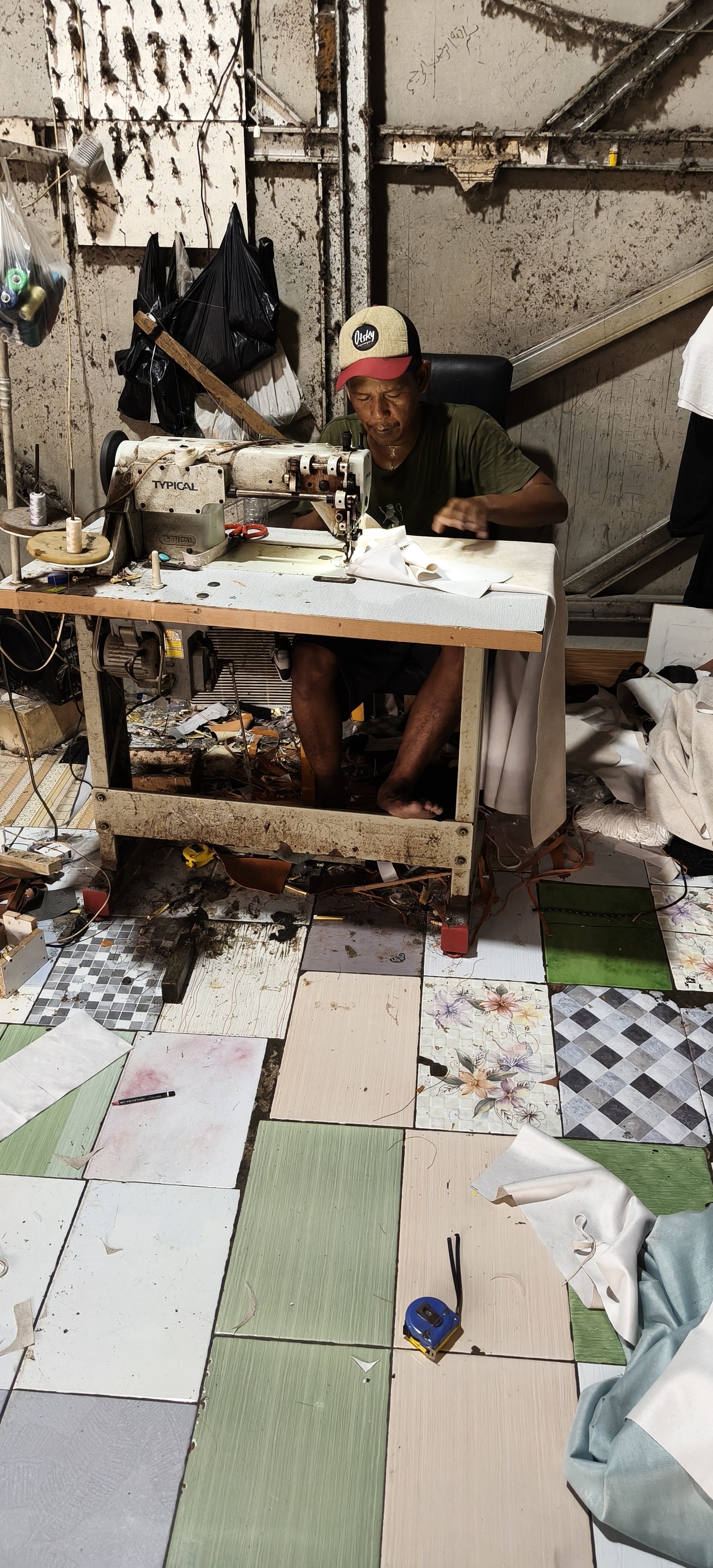 Proses produksi di workshop Sofa Depok 6