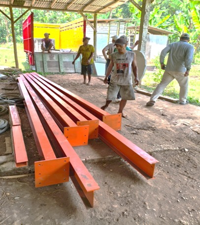 Pengangkutan material baja ke lokasi pabrik Ukaisya Kediri