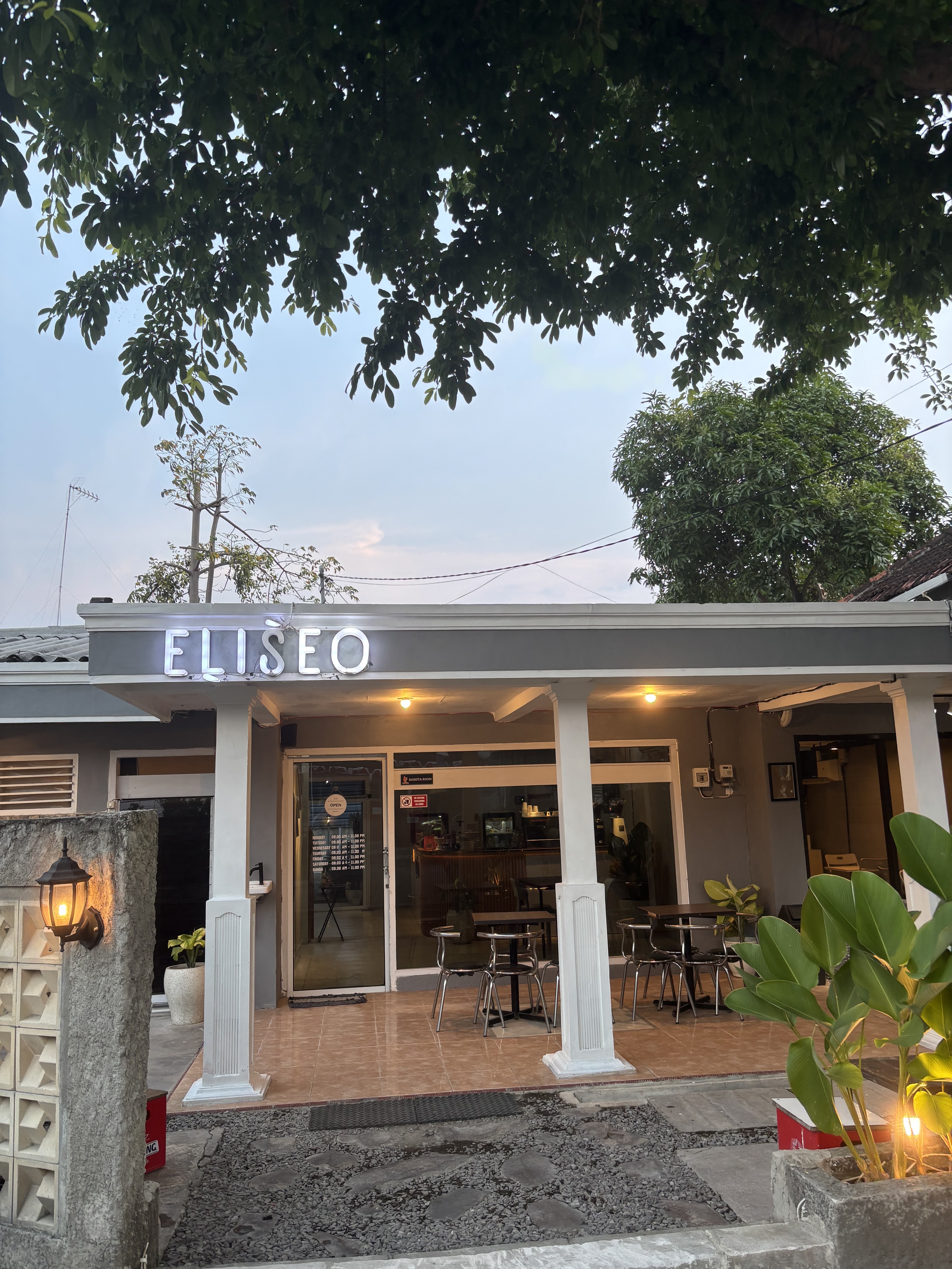 Eliseo Coffee and Mixtail