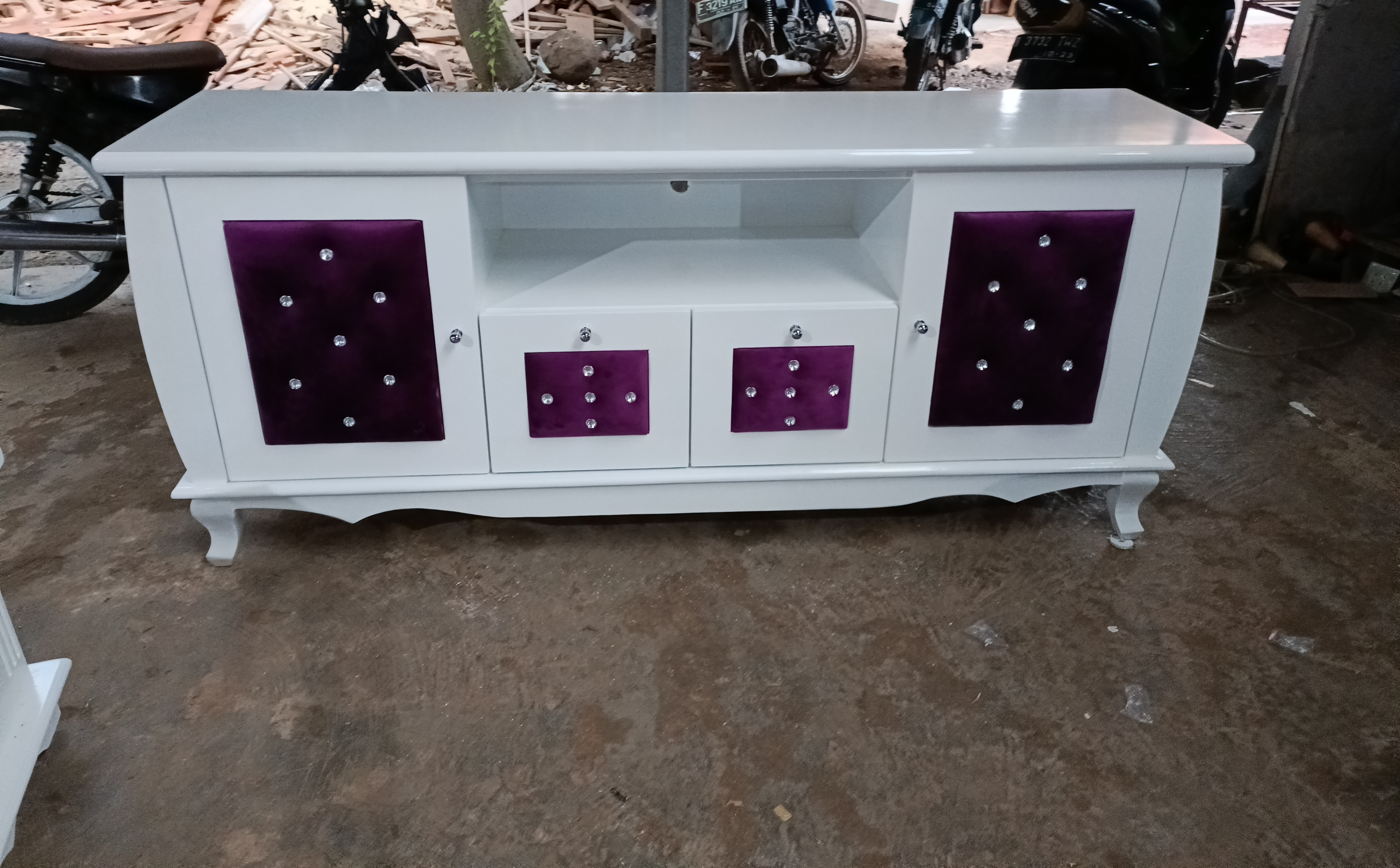 Portofolio Meja TV & Furniture Lainnya