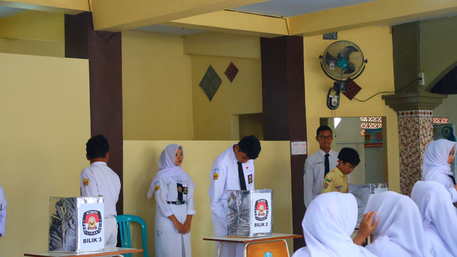 Siswa Menggunakan Hak Suara di Tempat Pemungutan Suara